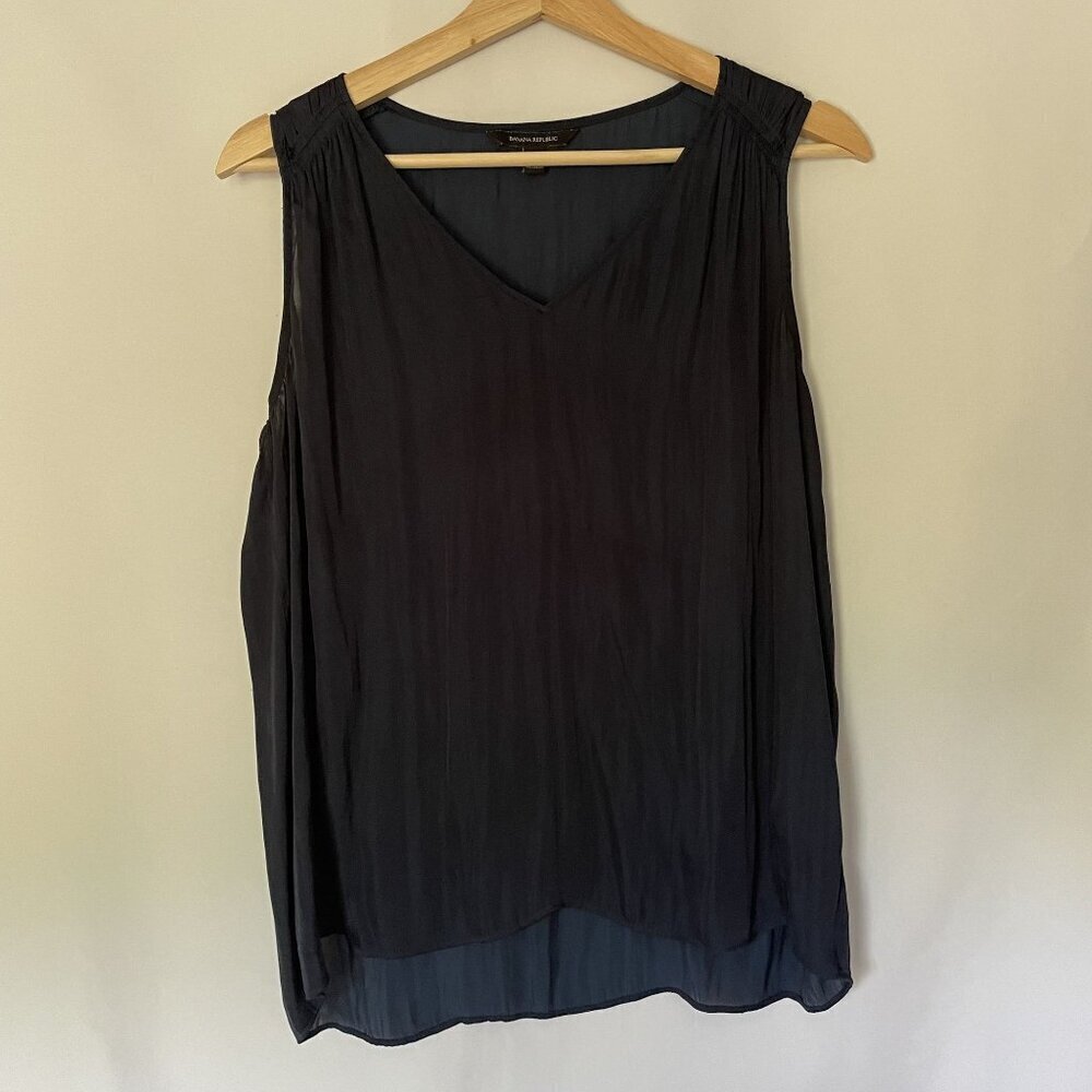 Banana Republic navy blue sleeveless blouse business casual v-neck women's M